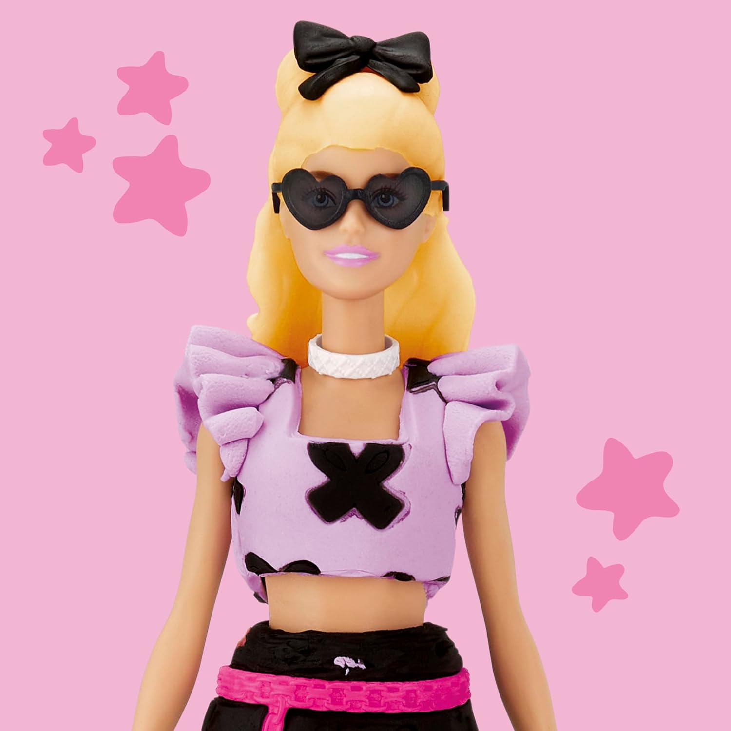 Play-Doh Barbie Designer Fashion Show Set Créez des vêtements de poupée avec 21 accessoires de mode et 6 couleurs Play-Doh, à partir de 5 ans